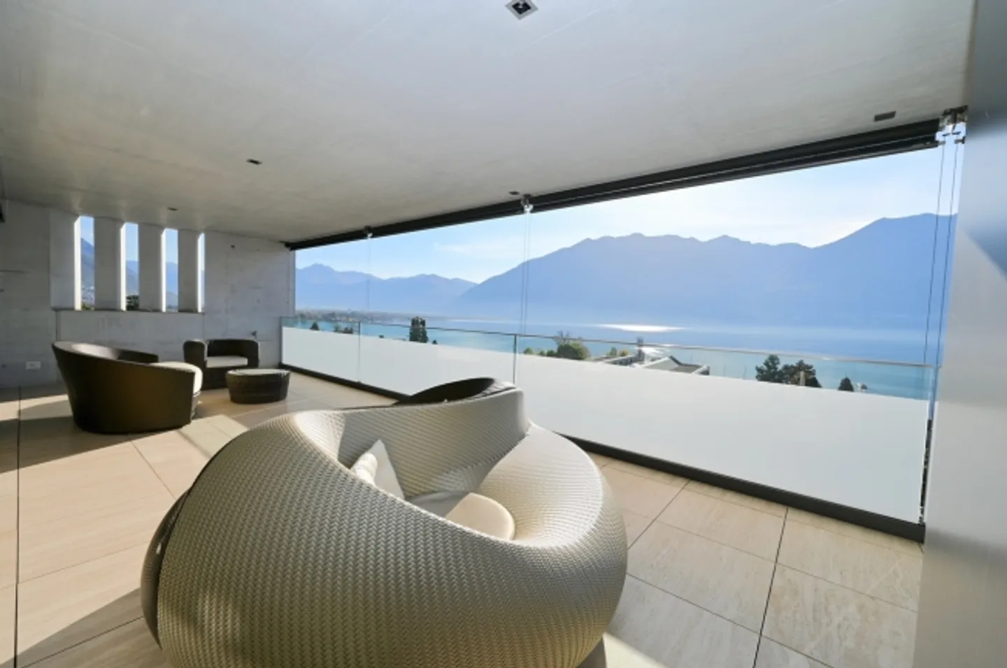 Holiday Home Design Duplex Penthouse with Breathtaking Lake View - Photo 10 of 20