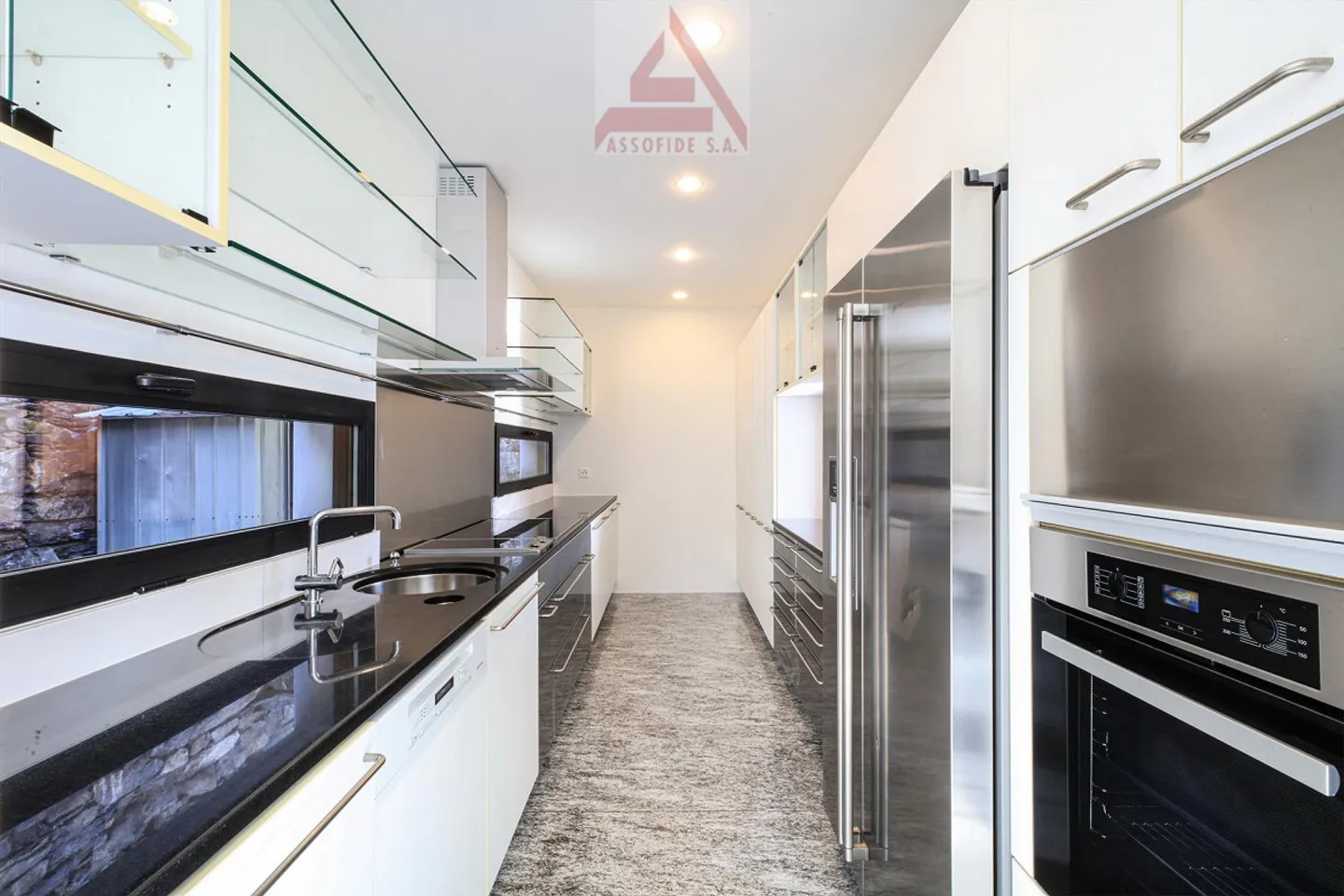 Modern Villa with Dependence - Photo 3 of 8