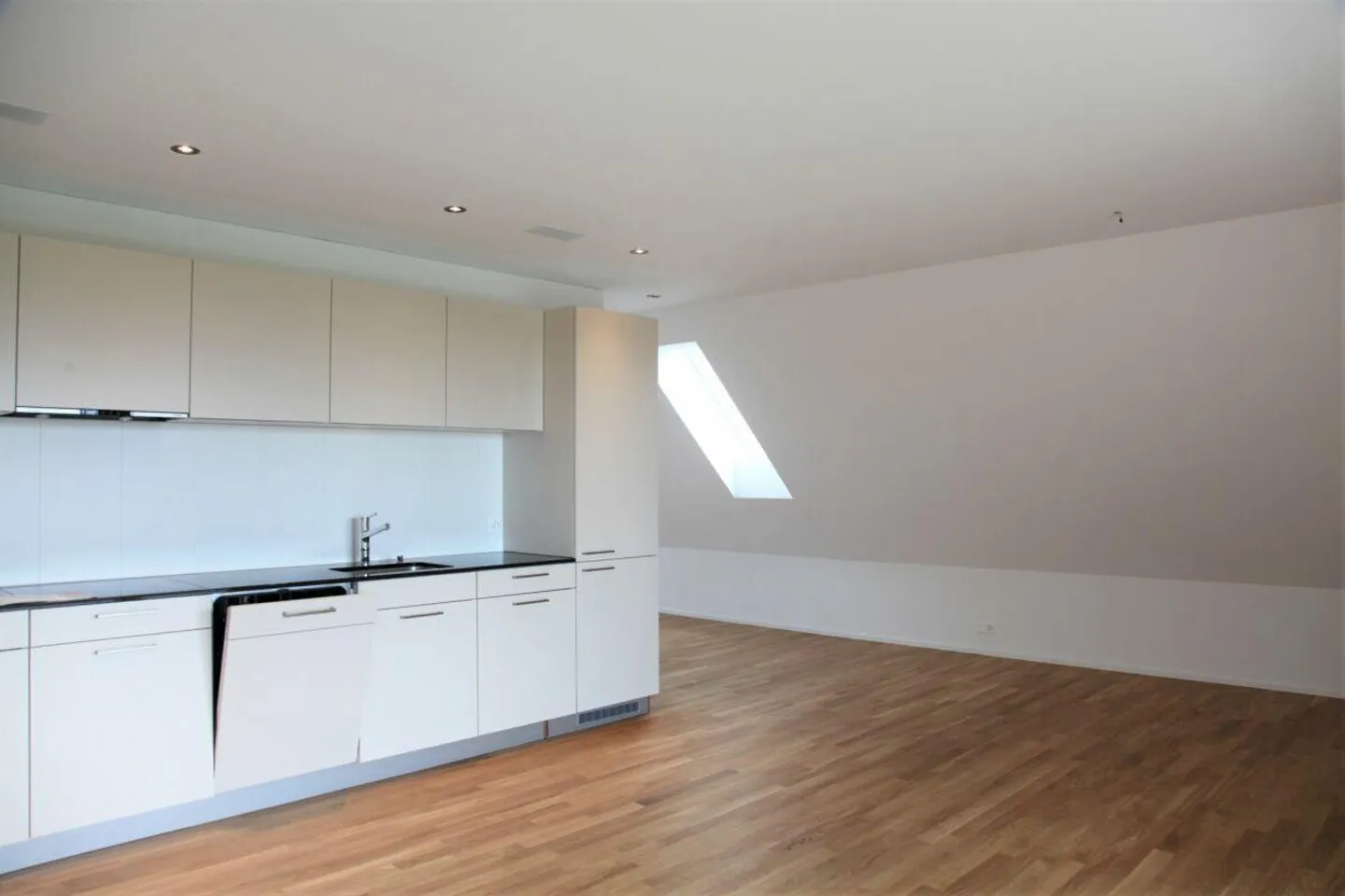 Helle und Moderne Wohnung mit 2 Balkonen! - Foto 2 von 7