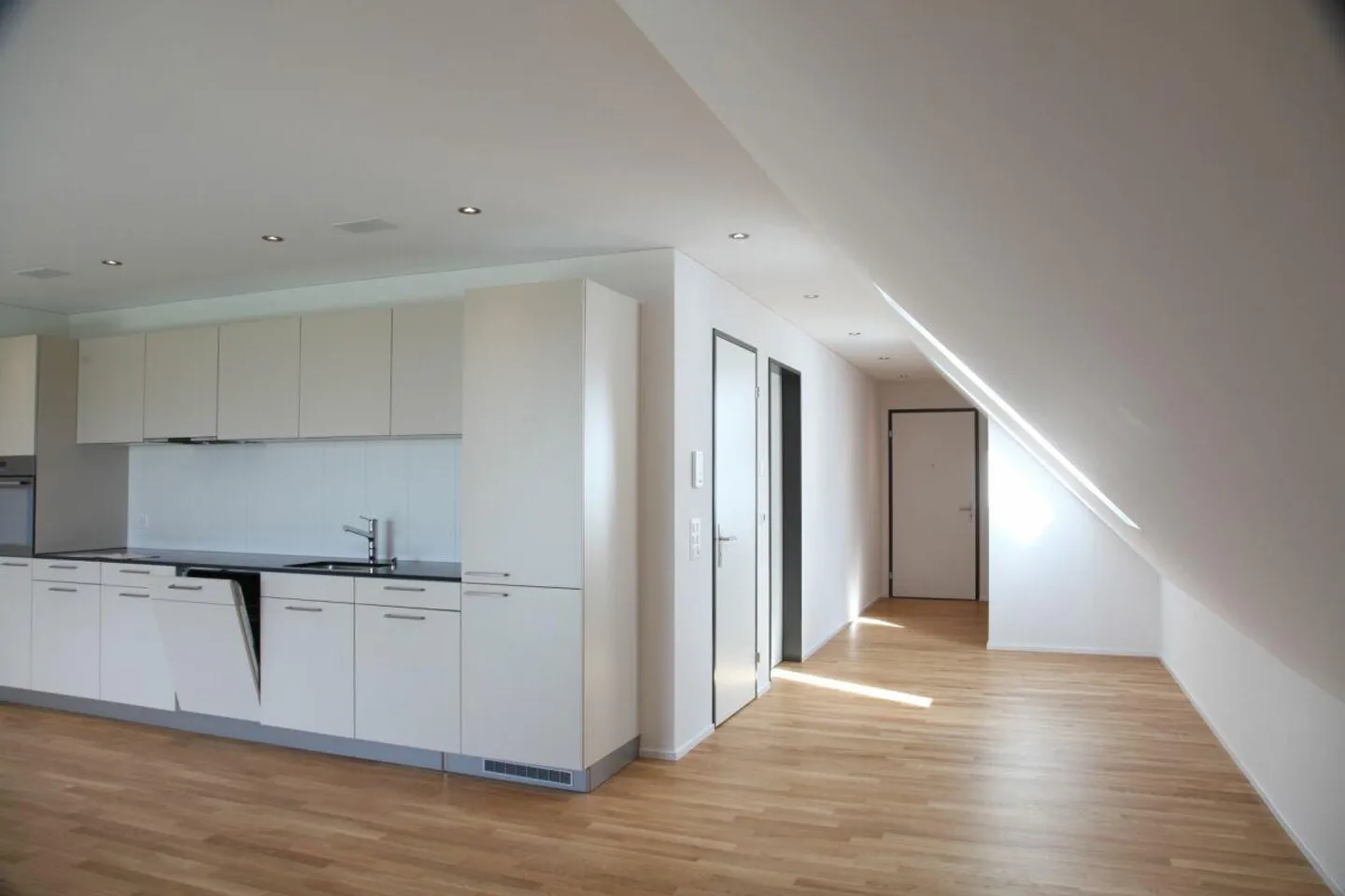 Helle und Moderne Wohnung mit 2 Balkonen! - Foto 3 von 7