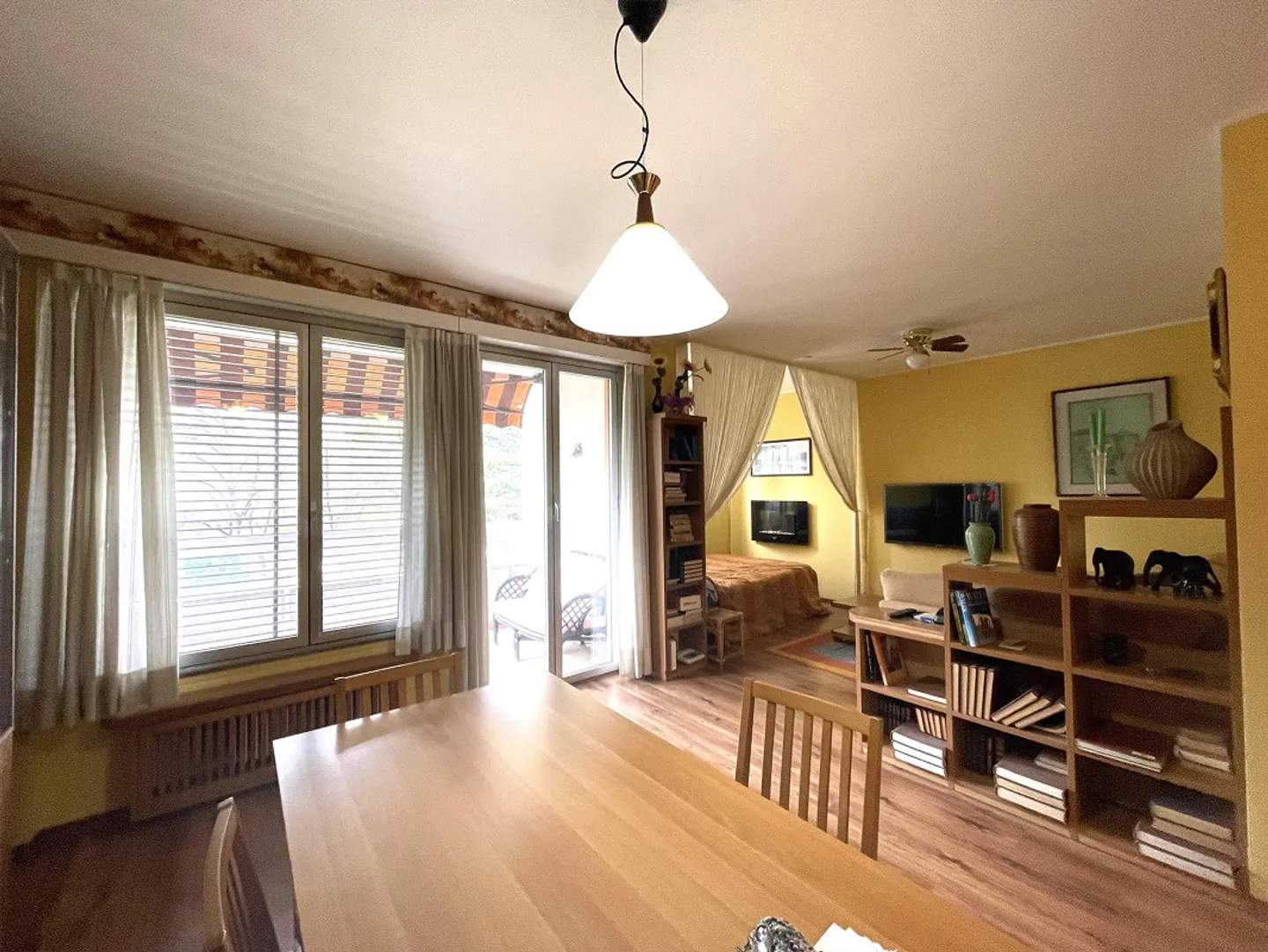 2.5-ROOM APARTMENT WITH PANORAMIC LAKE VIEW - Photo 3 of 10