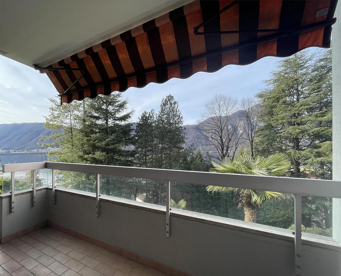 2.5-ROOM APARTMENT WITH PANORAMIC LAKE VIEW - Photo 9 of 10