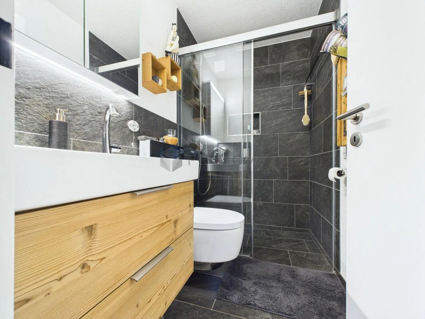 Grandioses 6.5 Zimmer DEFH mit unverbaubarer Bergsicht, bietet alles was das Herz begehrt! - Foto 6 von 14