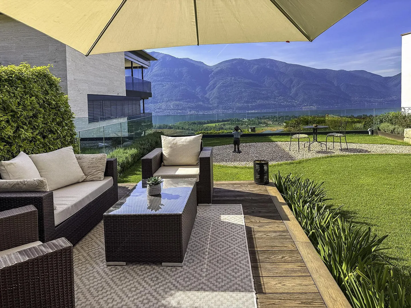 Appartement 3,5 pièces avec jardin et vue panoramique sur le lac - Photo 3 sur 24