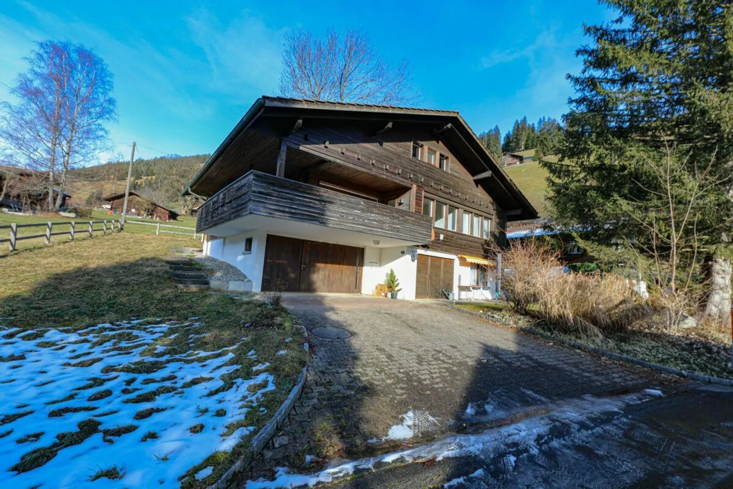 Chalet rustico con due unità abitative e garage in posizione idilliaca - Foto 1 di 12