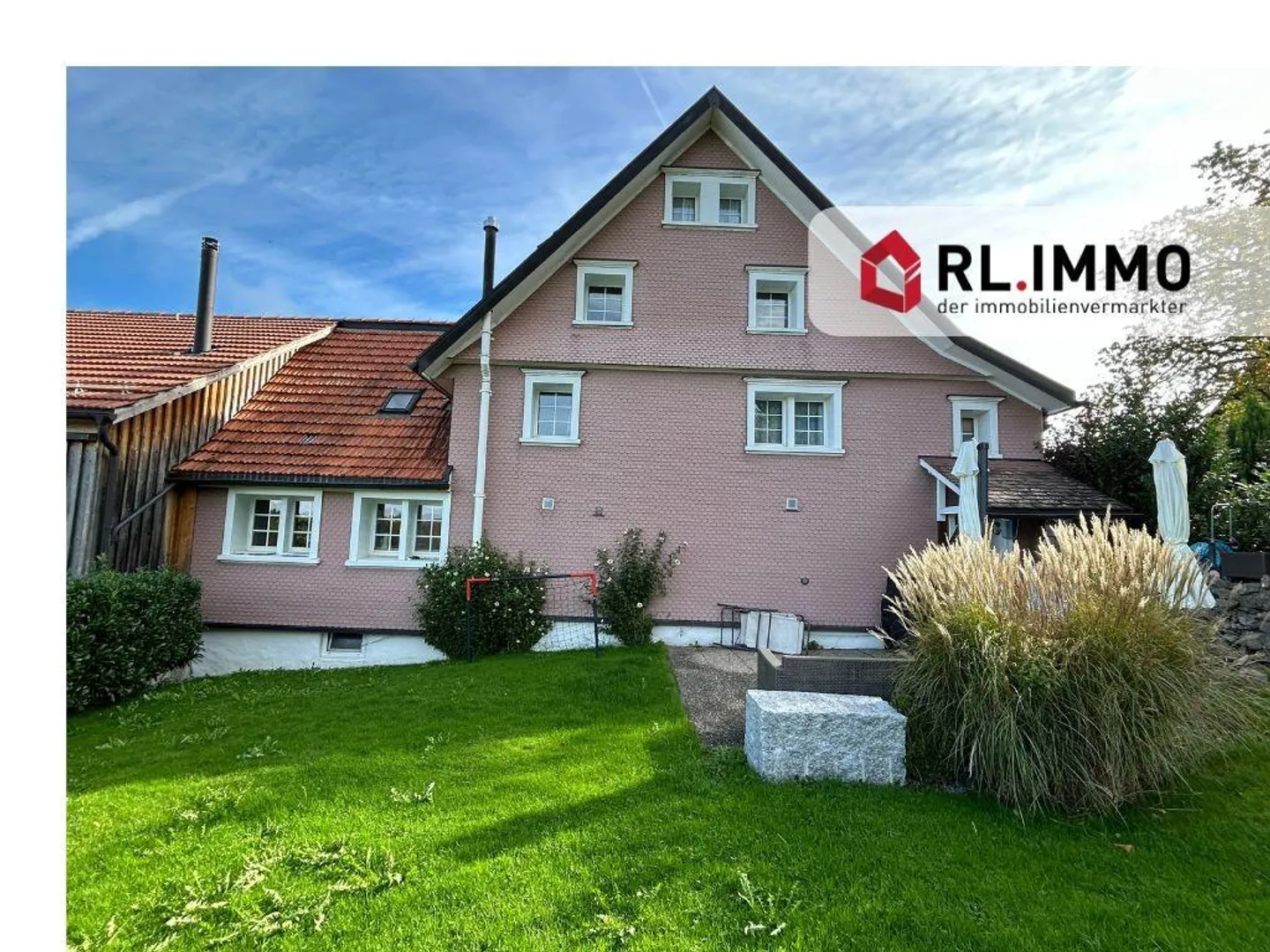 Casa bifamiliare con bel giardino e vista lago - Foto 1 di 6