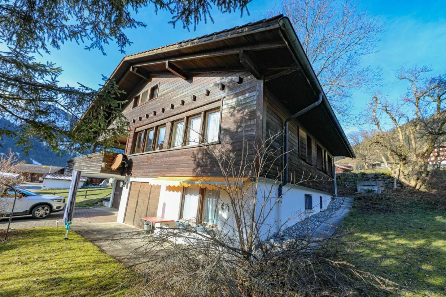 Chalet rustico con due unità abitative e garage in posizione idilliaca - Foto 8 di 12