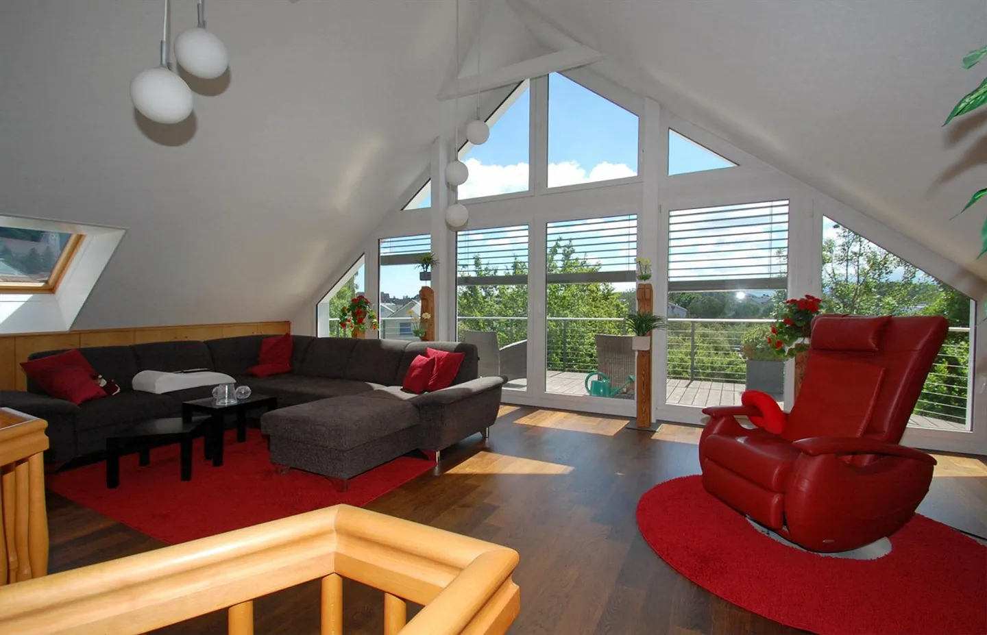 Spacious 5.5 Room Maisonette Apartment with Stunning Views - Photo 3 of 13
