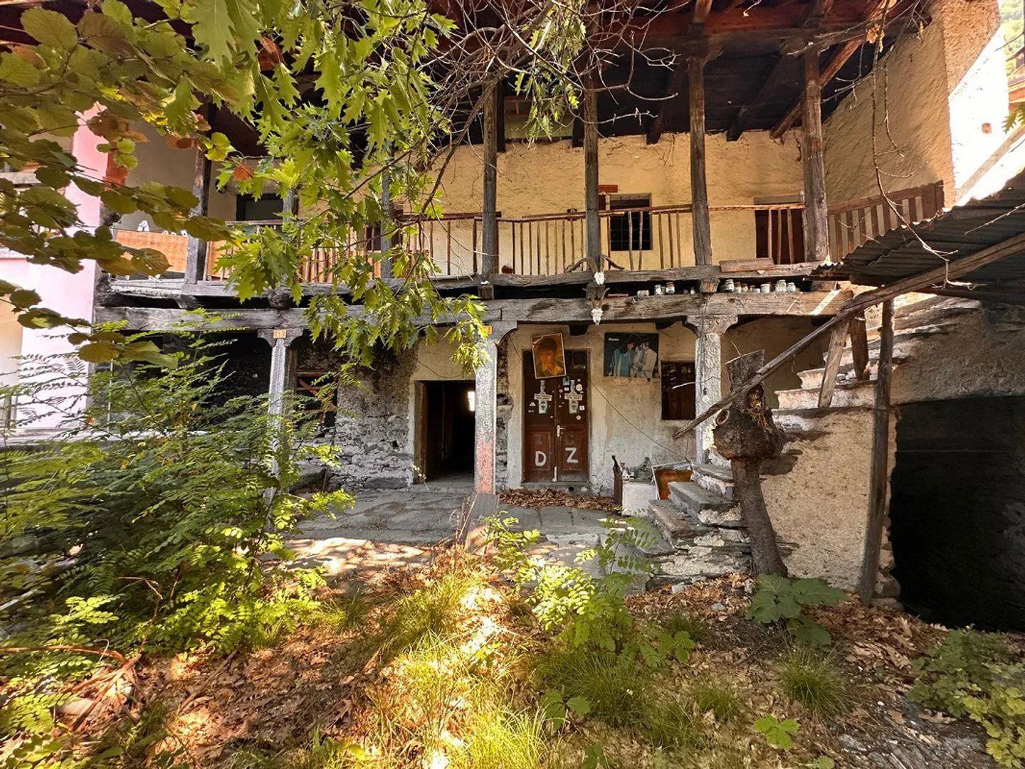 Two historic buildings with private courtyard in the heart of Gordevio - Photo 1 of 15