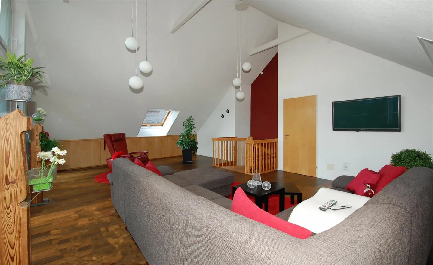 Spacious 5.5 Room Maisonette Apartment with Stunning Views - Photo 4 of 13