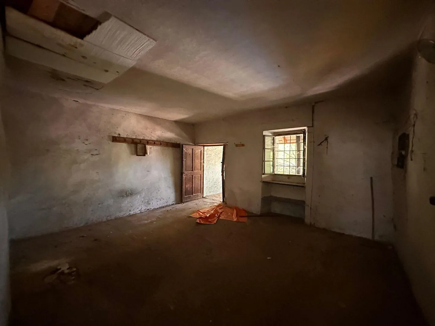 Two historic buildings with private courtyard in the heart of Gordevio - Photo 8 of 15