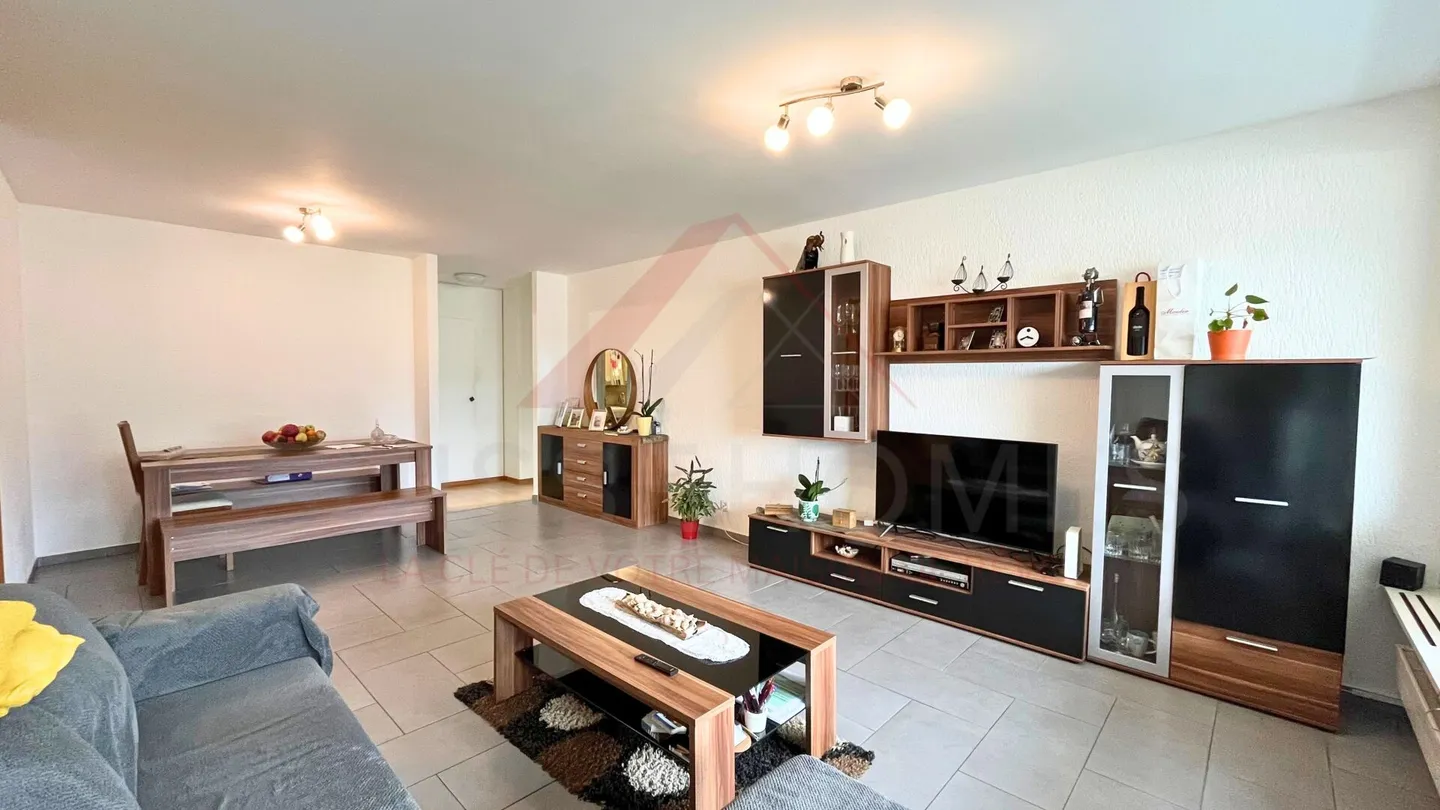 Raro a Delémont: luminoso appartamento di 3,5 locali di 85 m² con terrazza e vista panoramica - Foto 2 di 16
