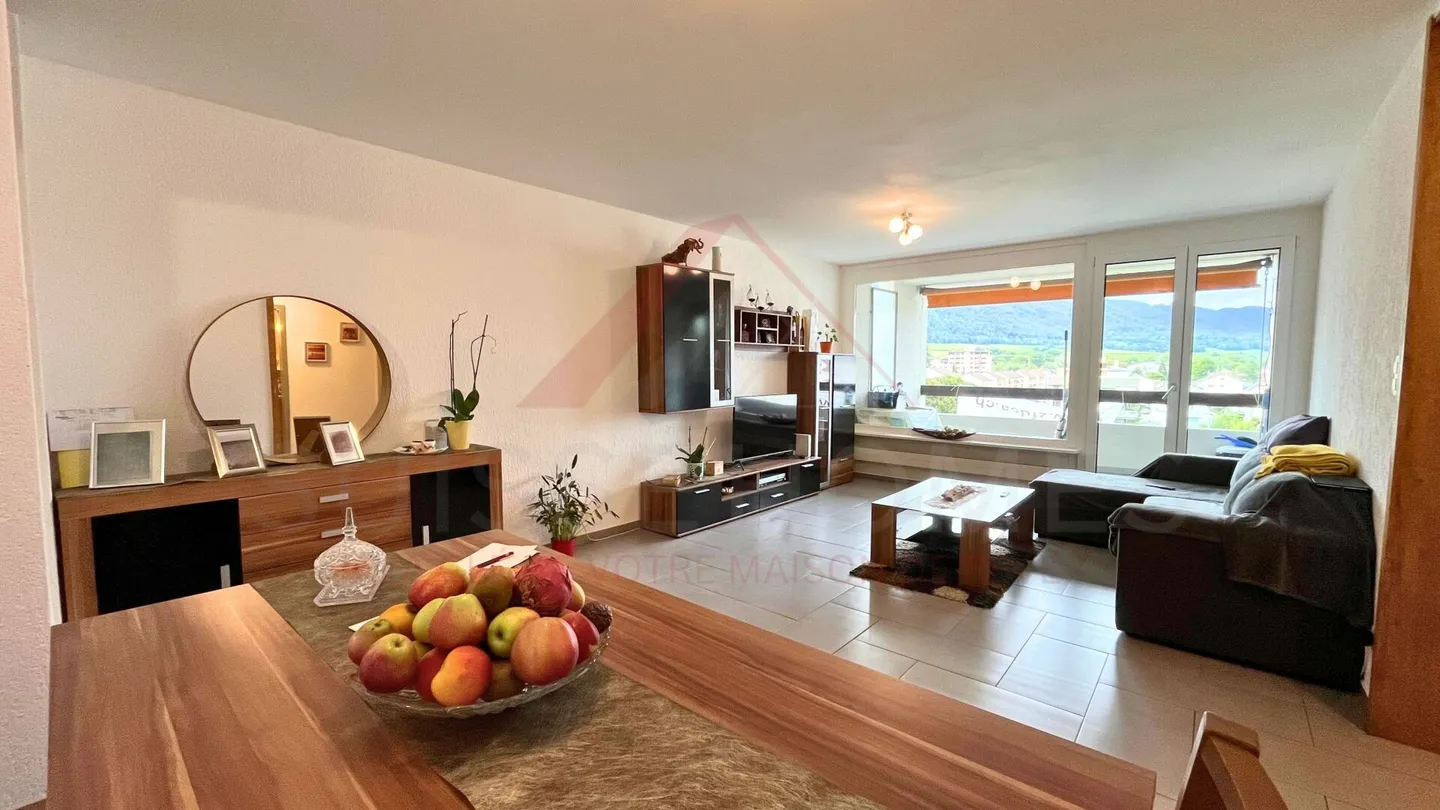 Raro a Delémont: luminoso appartamento di 3,5 locali di 85 m² con terrazza e vista panoramica - Foto 1 di 16
