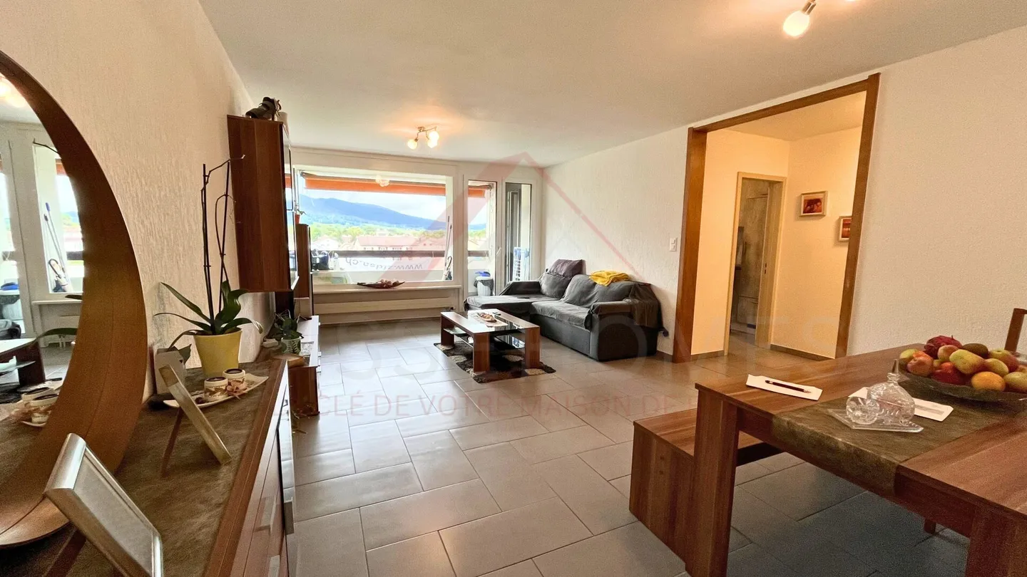Raro a Delémont: luminoso appartamento di 3,5 locali di 85 m² con terrazza e vista panoramica - Foto 3 di 16