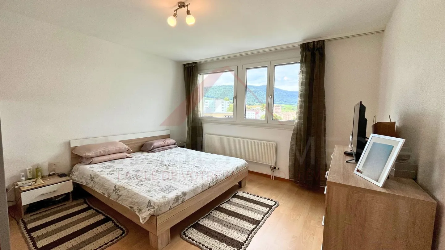 Raro a Delémont: luminoso appartamento di 3,5 locali di 85 m² con terrazza e vista panoramica - Foto 11 di 16