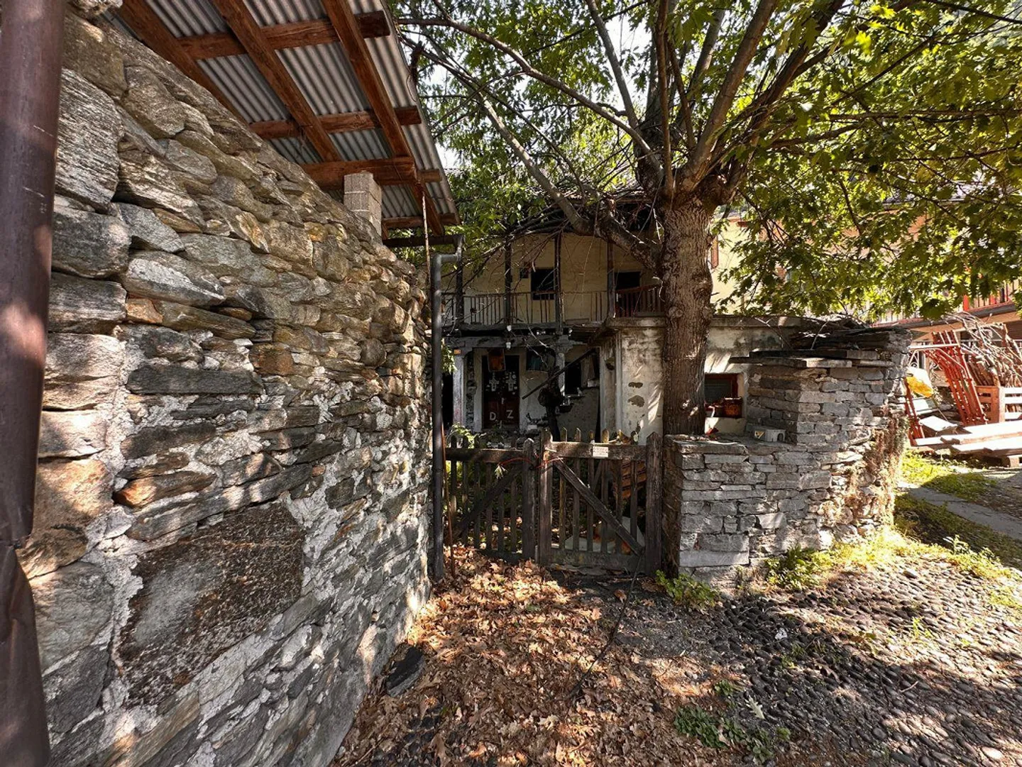 Two historic buildings with private courtyard in the heart of Gordevio - Photo 14 of 15