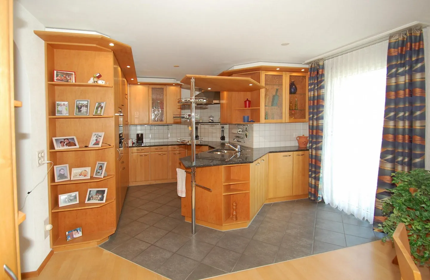 Spacious 5.5 Room Maisonette Apartment with Stunning Views - Photo 8 of 13