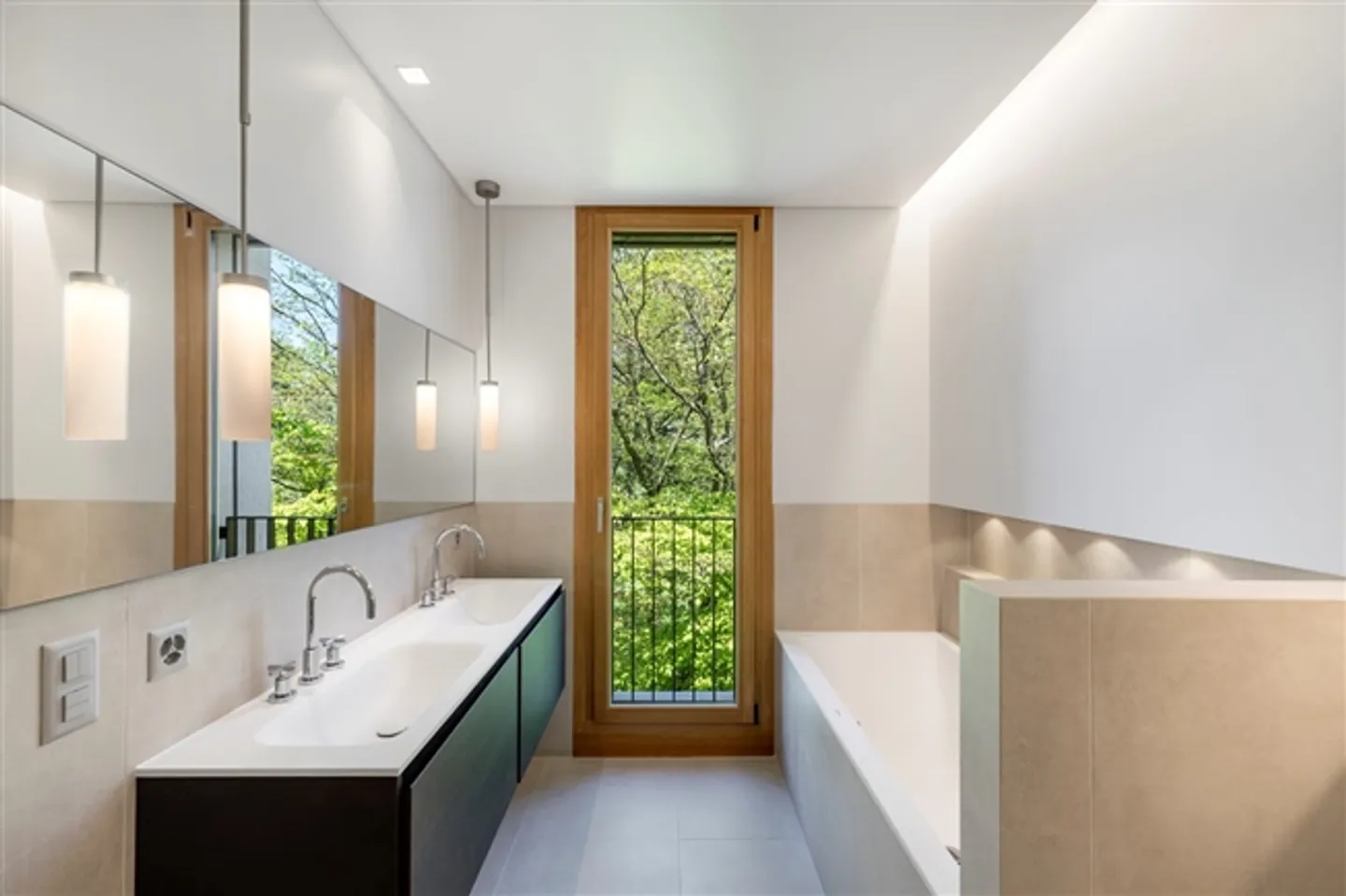 New 7-Room Apartment with Rooftop Terrace and Lake View - Photo 4 of 6