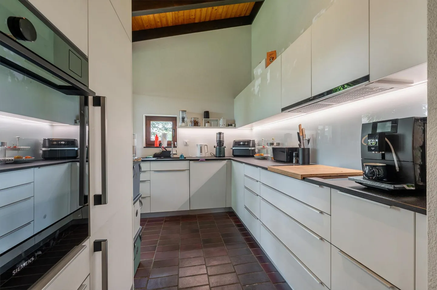 Private living in a magnificent hillside location above Aarau - Photo 2 of 13