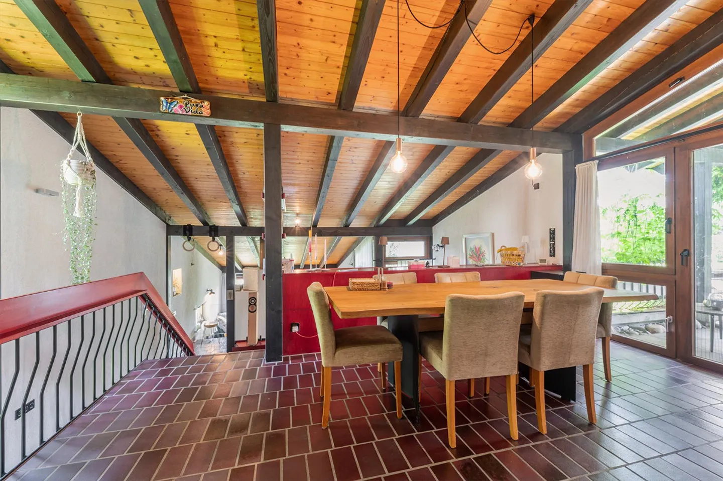 Private living in a magnificent hillside location above Aarau - Photo 3 of 13