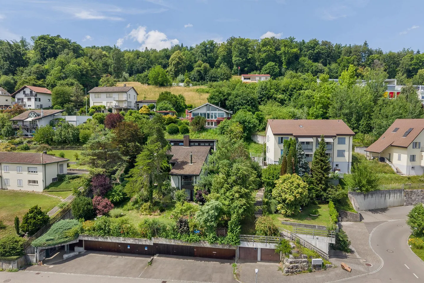 Private living in a magnificent hillside location above Aarau - Photo 1 of 13