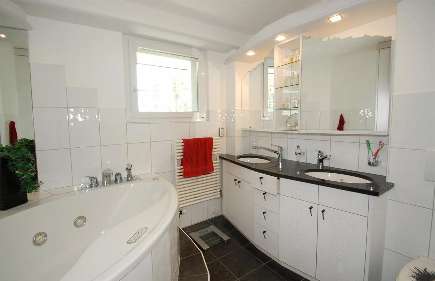 Spacious 5.5 Room Maisonette Apartment with Stunning Views - Photo 11 of 13