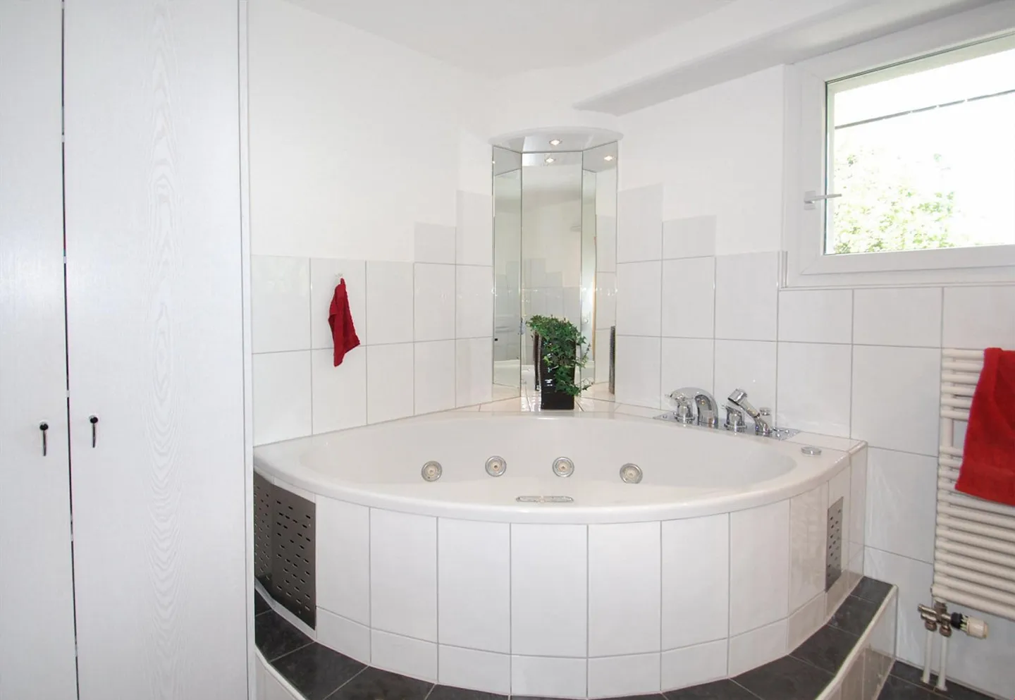 Spacious 5.5 Room Maisonette Apartment with Stunning Views - Photo 12 of 13