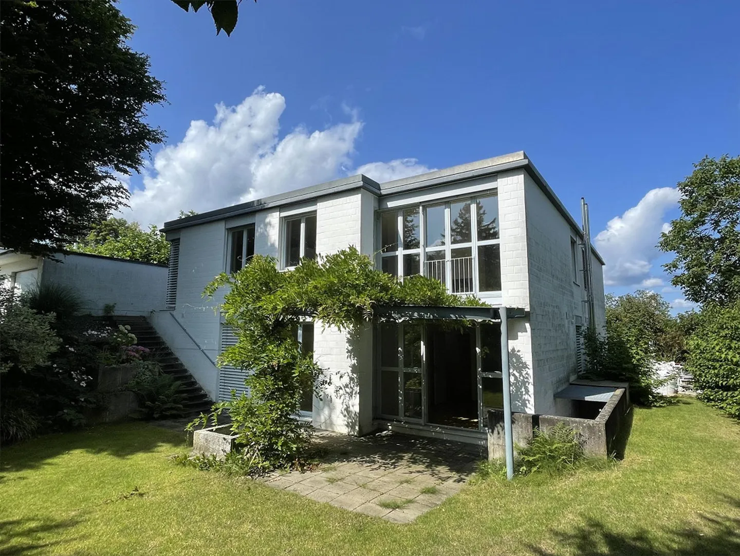 Casa bifamiliare di 4 1/2 stanze (camera degli ospiti inclusa), garage e 2 posti auto Therwil/BL - Foto 1 di 13