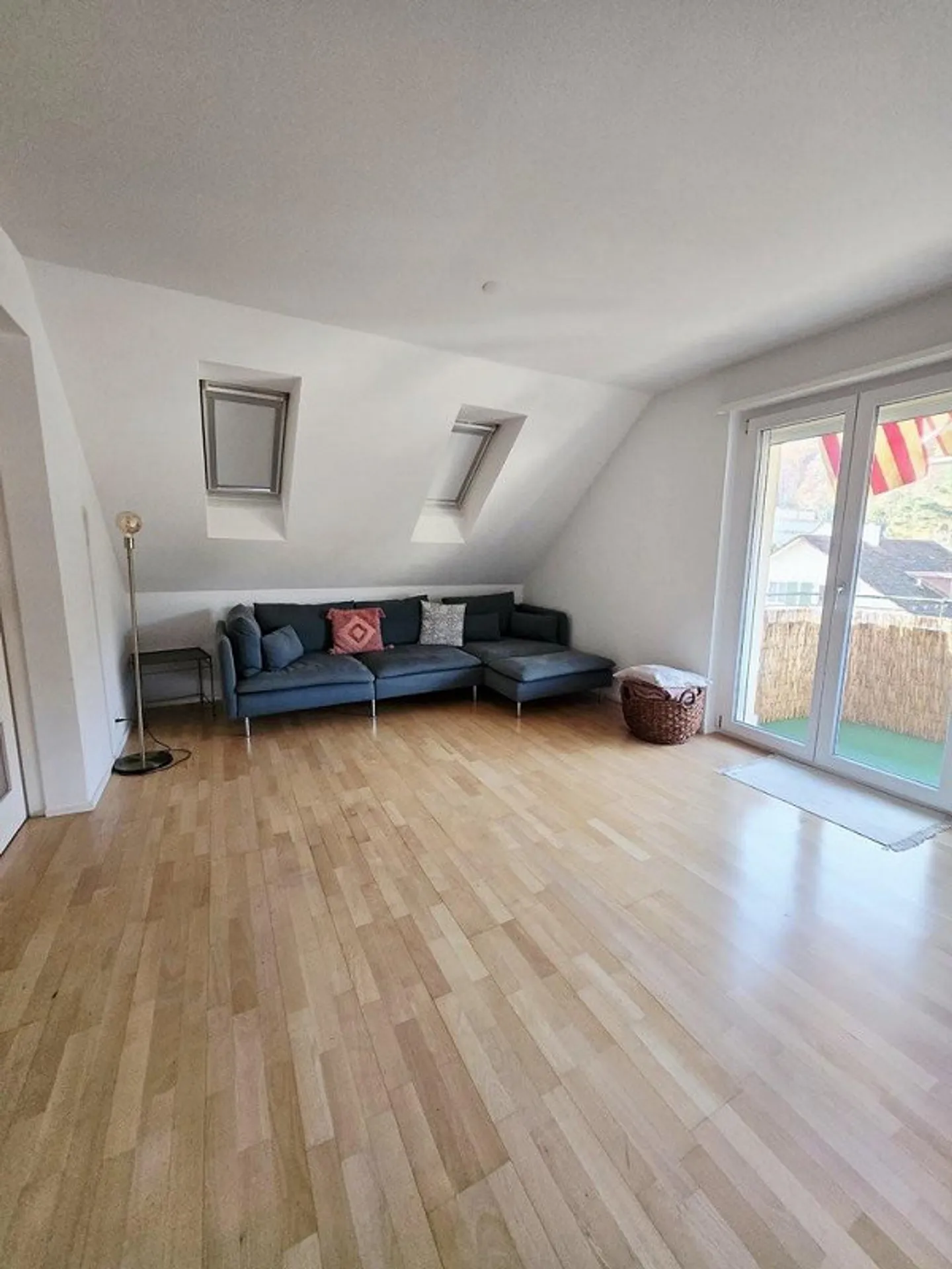 Cozy 3-room attic apartment for rent in Liebefeld - Photo 3 of 9