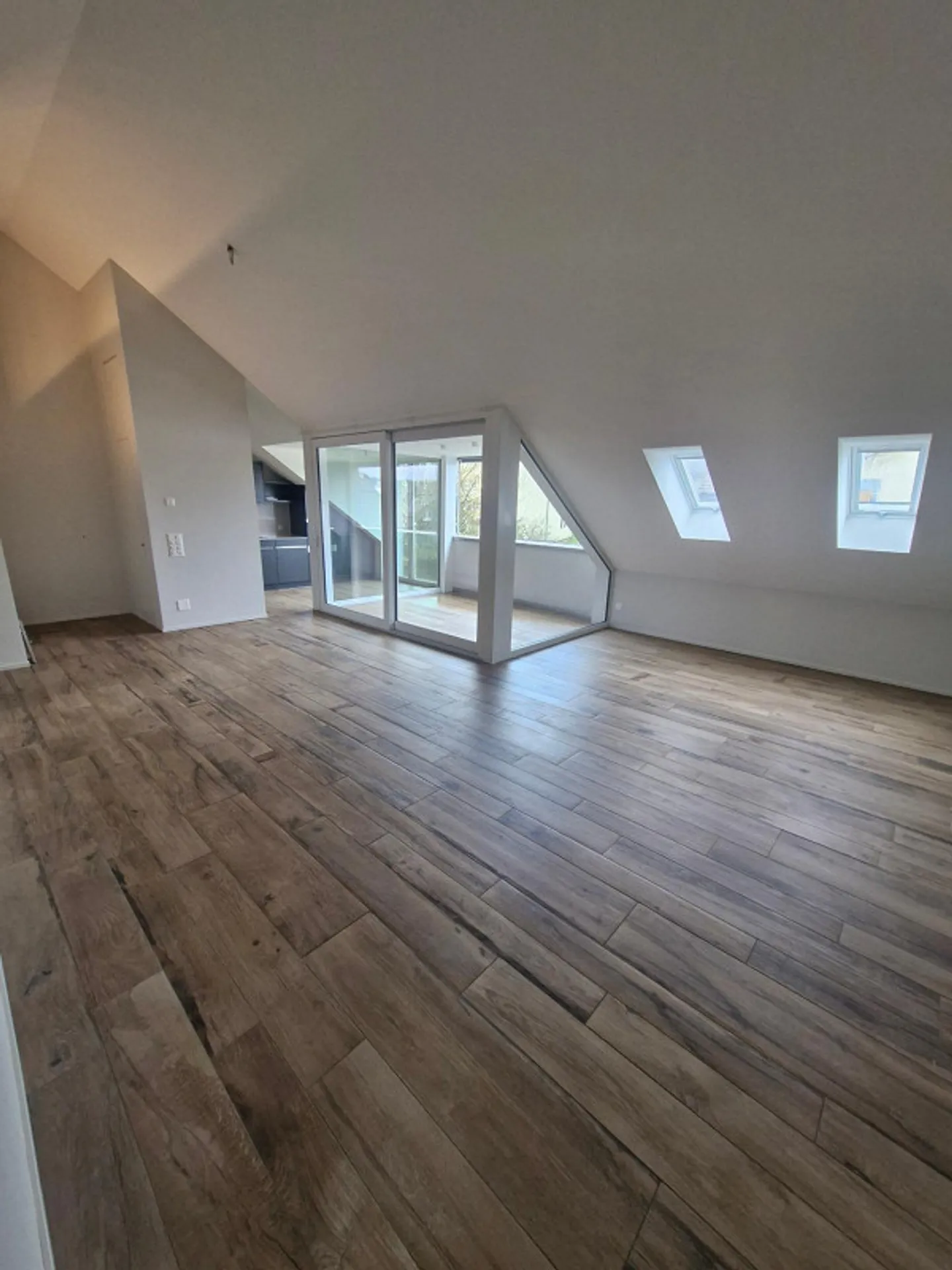 Exceptional 3.5 room attic apartment with condominium standard finish - Photo 2 of 6
