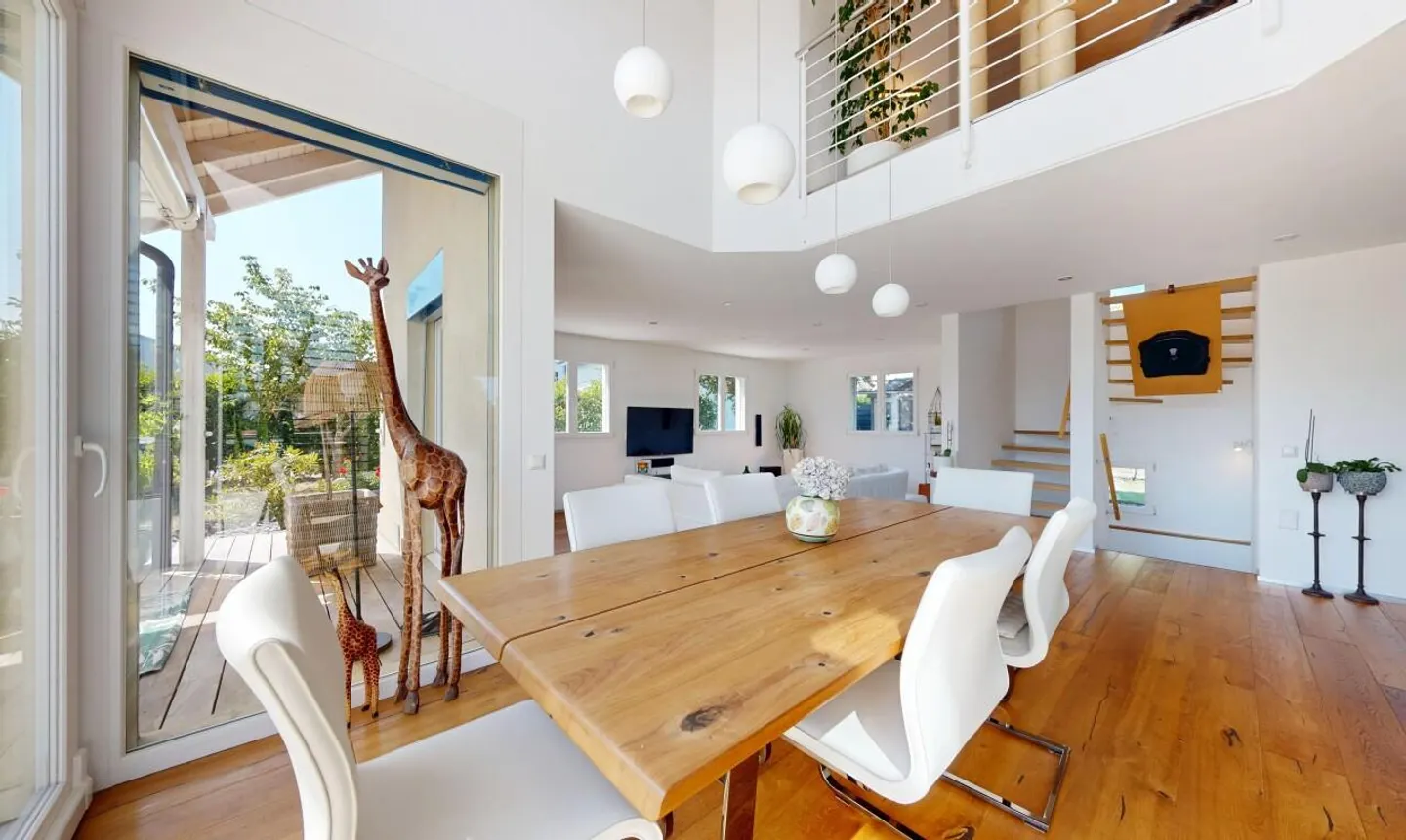 Élégante maison familiale avec piscine et jardin - Photo 4 sur 11