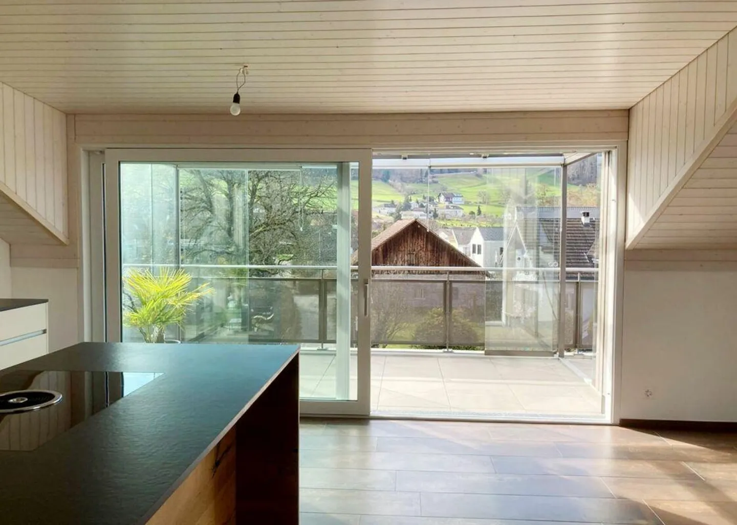 Luminoso appartamento mansardato di 3,5 locali con meravigliosa vista sul lago! - Foto 2 di 10