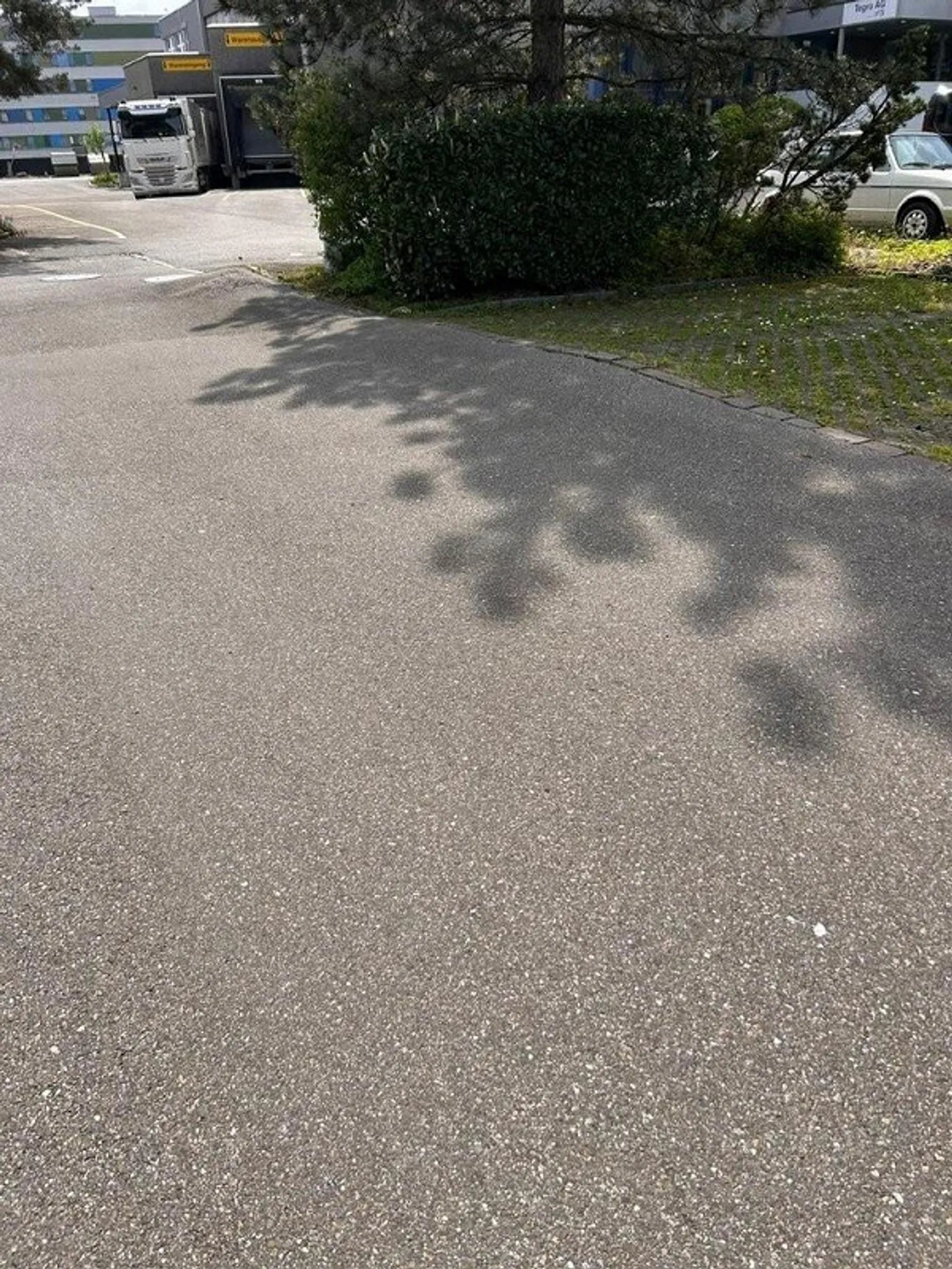 Parking space in a central location in Schwerzenbach for rent - Photo 2 of 2