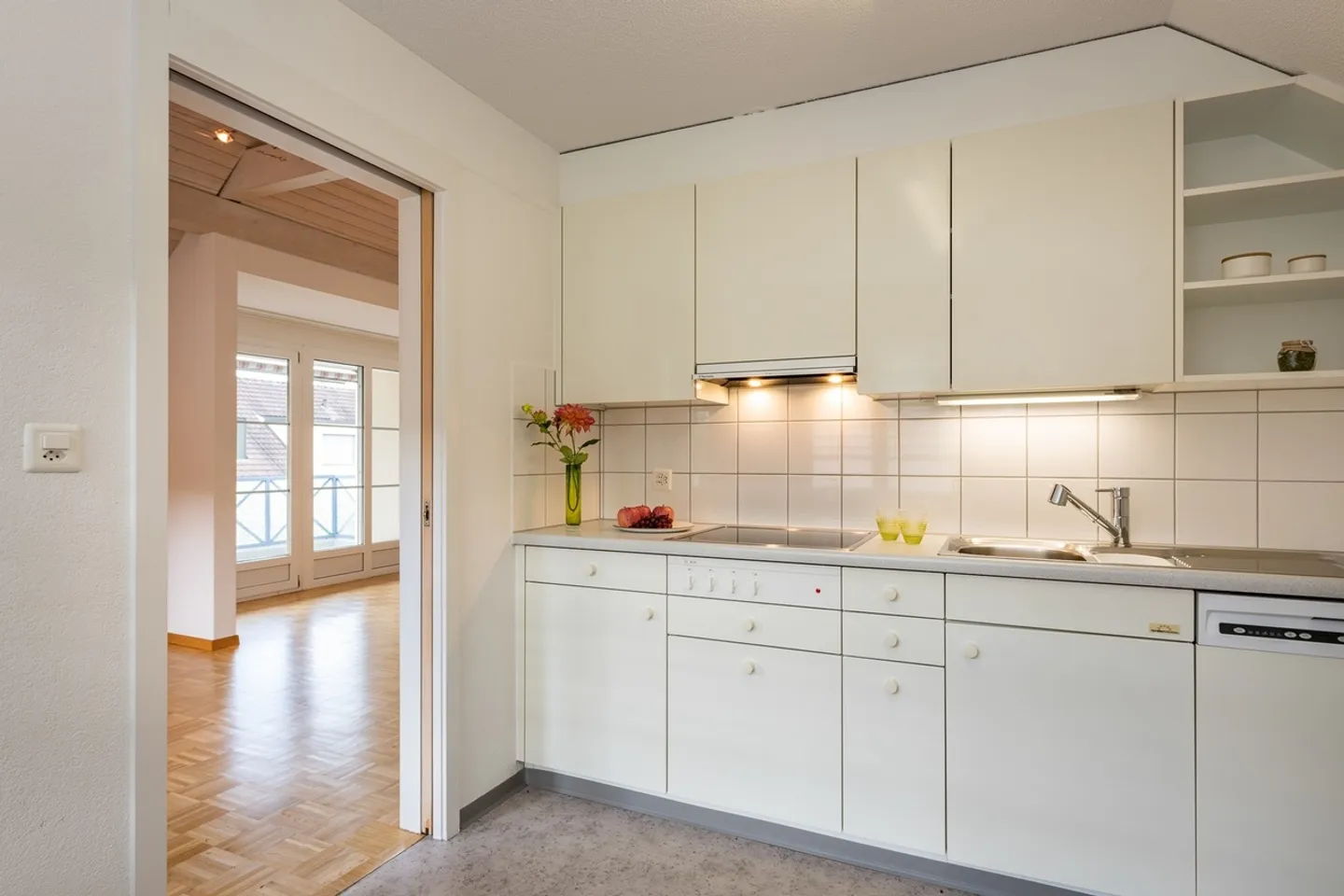 Charmante Dachwohnung mit Ausblick - Foto 2 von 8