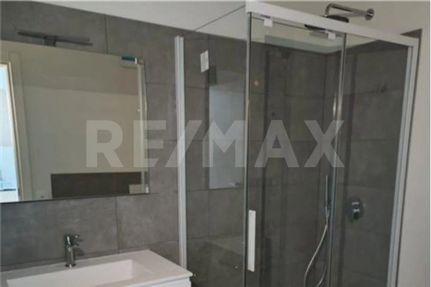 Appartement moderne 2,5 pièces avec jardin et parking - Photo 4 sur 10