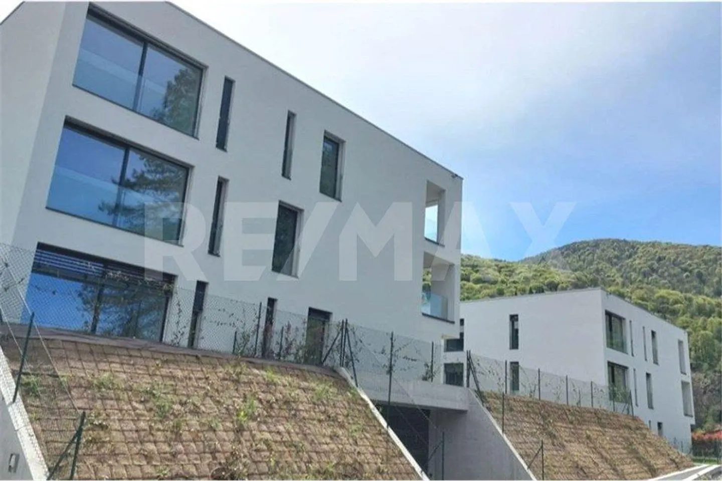 Appartement moderne 2,5 pièces avec jardin et parking - Photo 9 sur 10