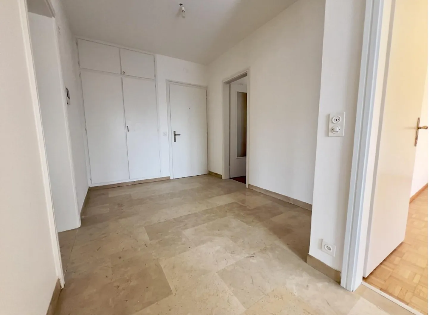 Helle 3.5-Zimmer-Wohnung mit Balkon und Parkplätzen in Lugano-Viganello - Foto 8 von 14