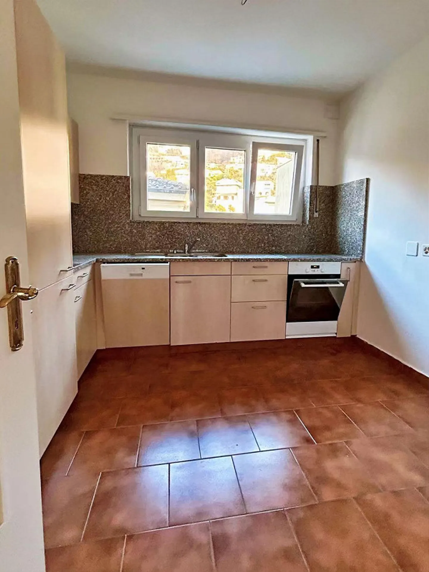 Helle 3.5-Zimmer-Wohnung mit Balkon und Parkplätzen in Lugano-Viganello - Foto 10 von 14