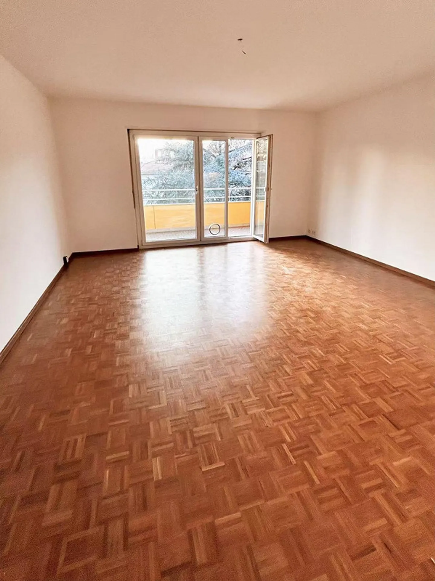 Helle 3.5-Zimmer-Wohnung mit Balkon und Parkplätzen in Lugano-Viganello - Foto 3 von 14