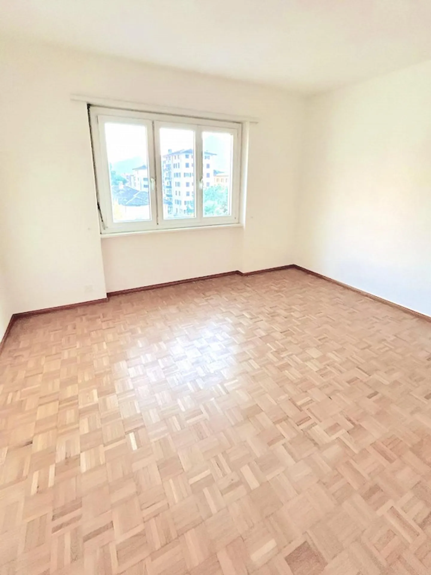 Helle 3.5-Zimmer-Wohnung mit Balkon und Parkplätzen in Lugano-Viganello - Foto 6 von 14