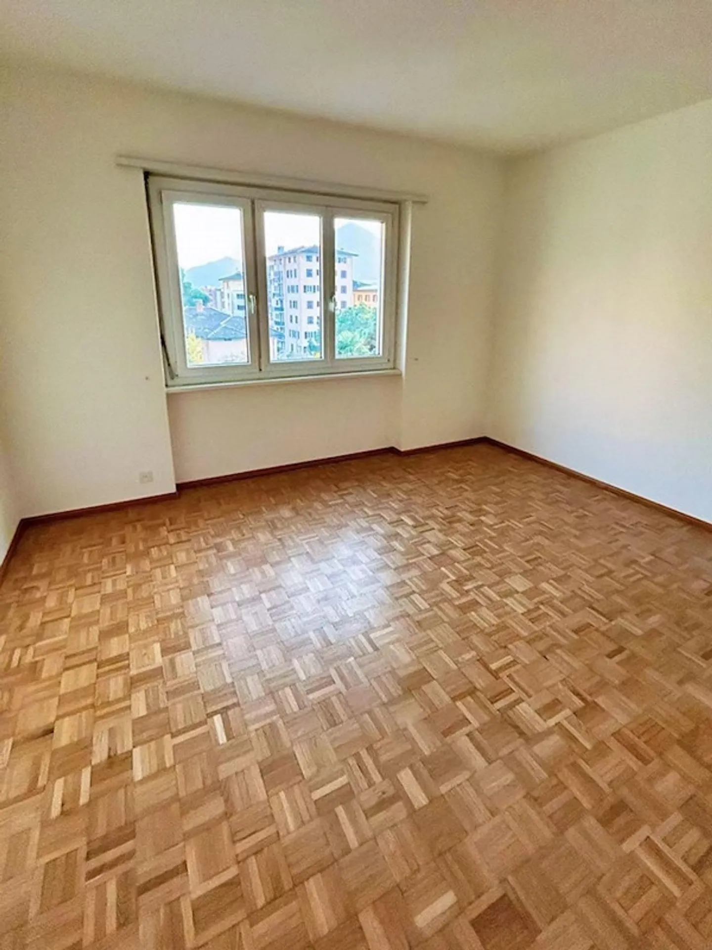 Helle 3.5-Zimmer-Wohnung mit Balkon und Parkplätzen in Lugano-Viganello - Foto 7 von 14