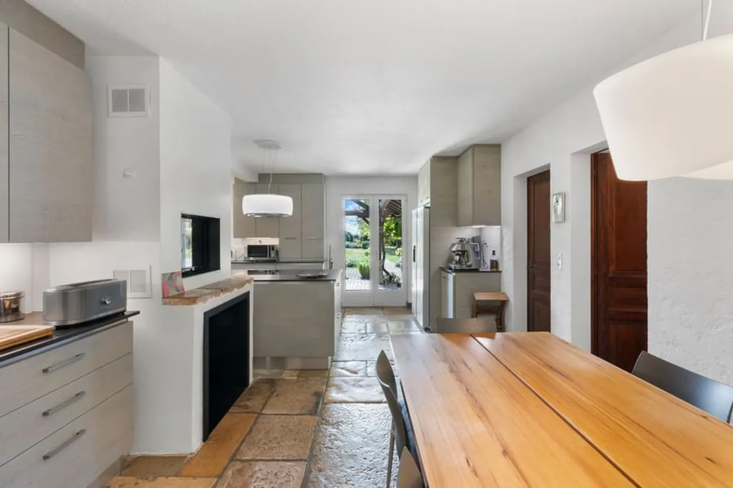 Maison de caractère au charme de château nichée au coeur d'une parcelle arborée - Photo 4 sur 13