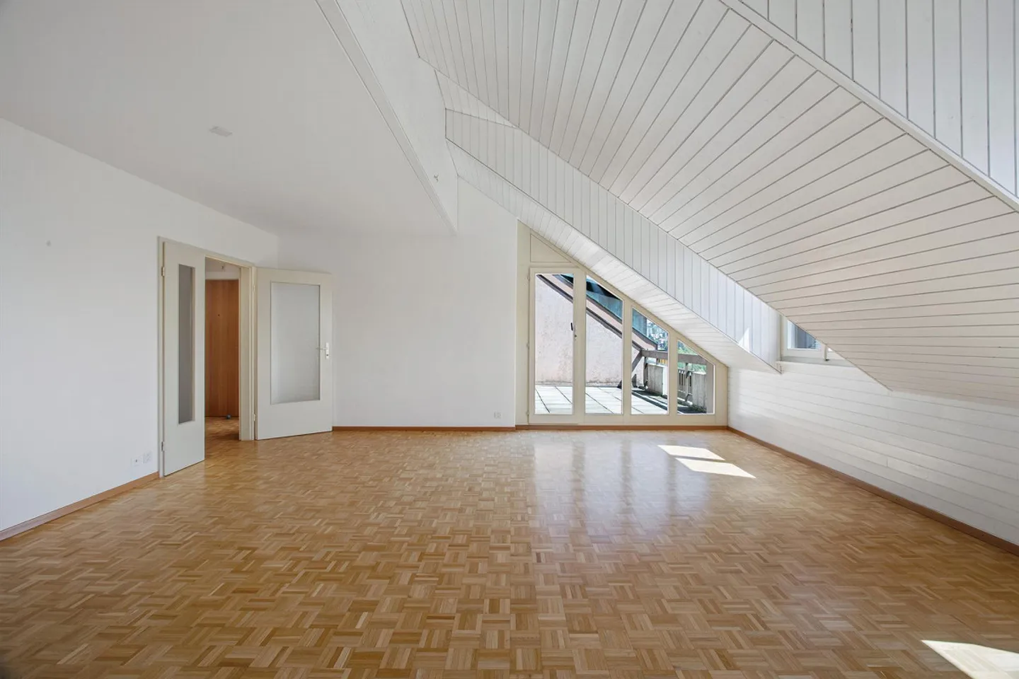 Renovated Apartment - Photo 4 of 6