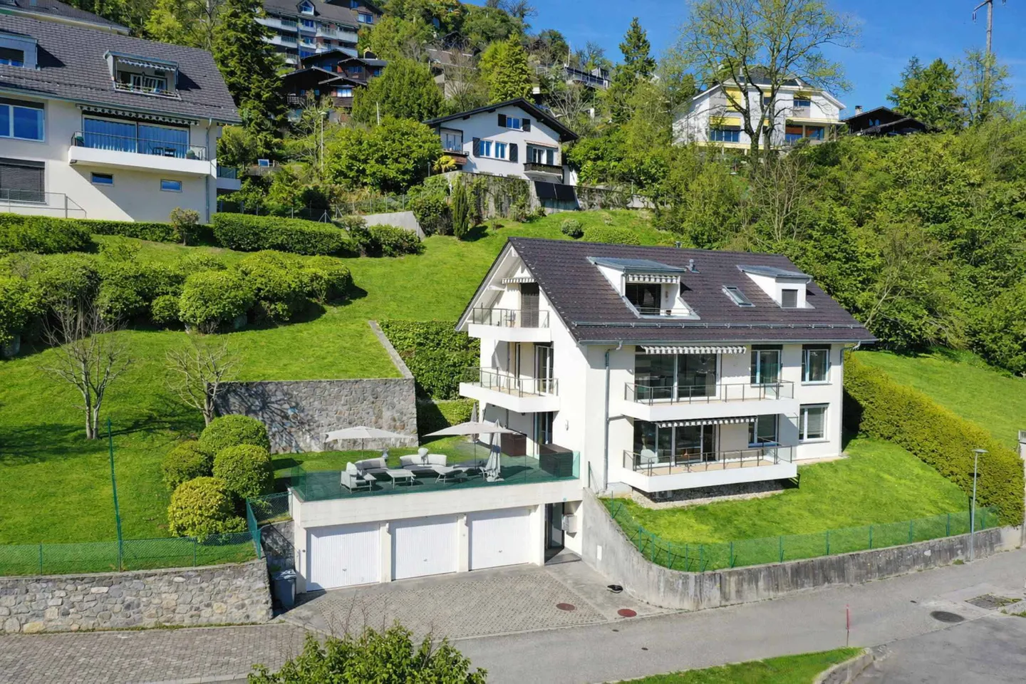 Duplex aux allures de villa avec vue imprenable sur le lac - Foto 1 von 13