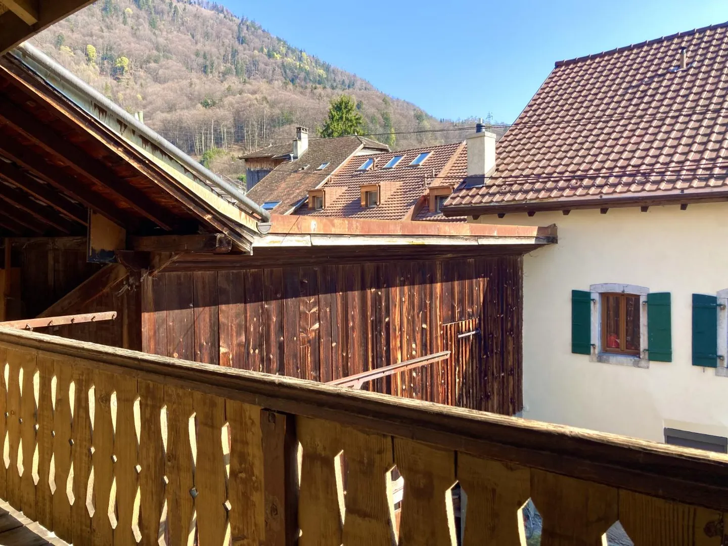 Maison contiguë avec grange - Opportunité unique - Photo 2 sur 7