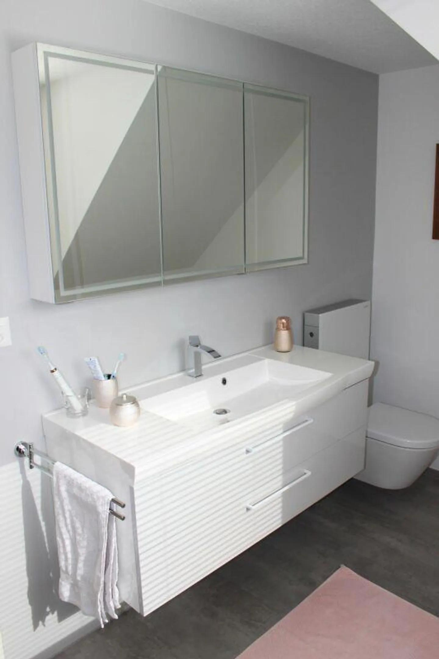 Ampio, luminoso e recentemente ristrutturato appartamento mansardato - Foto 17 di 19