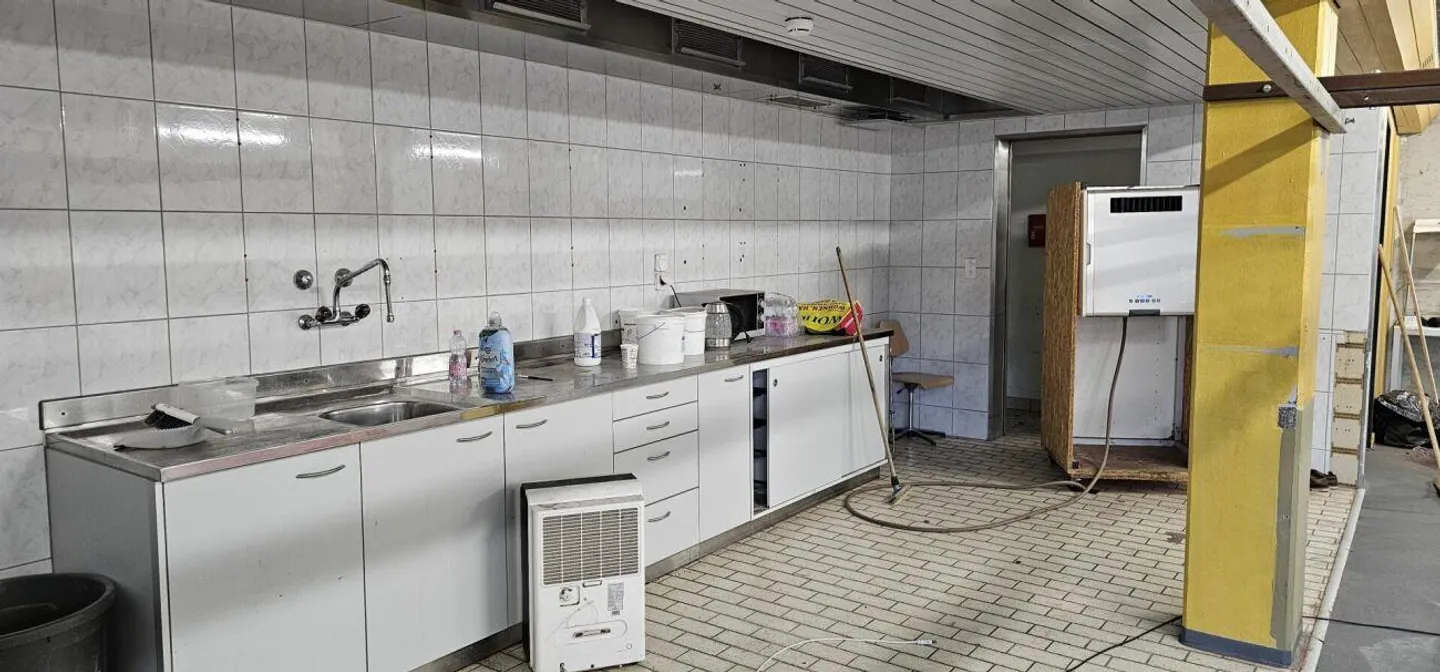 spazio di stoccaggio/produzione generoso - Foto 6 di 8