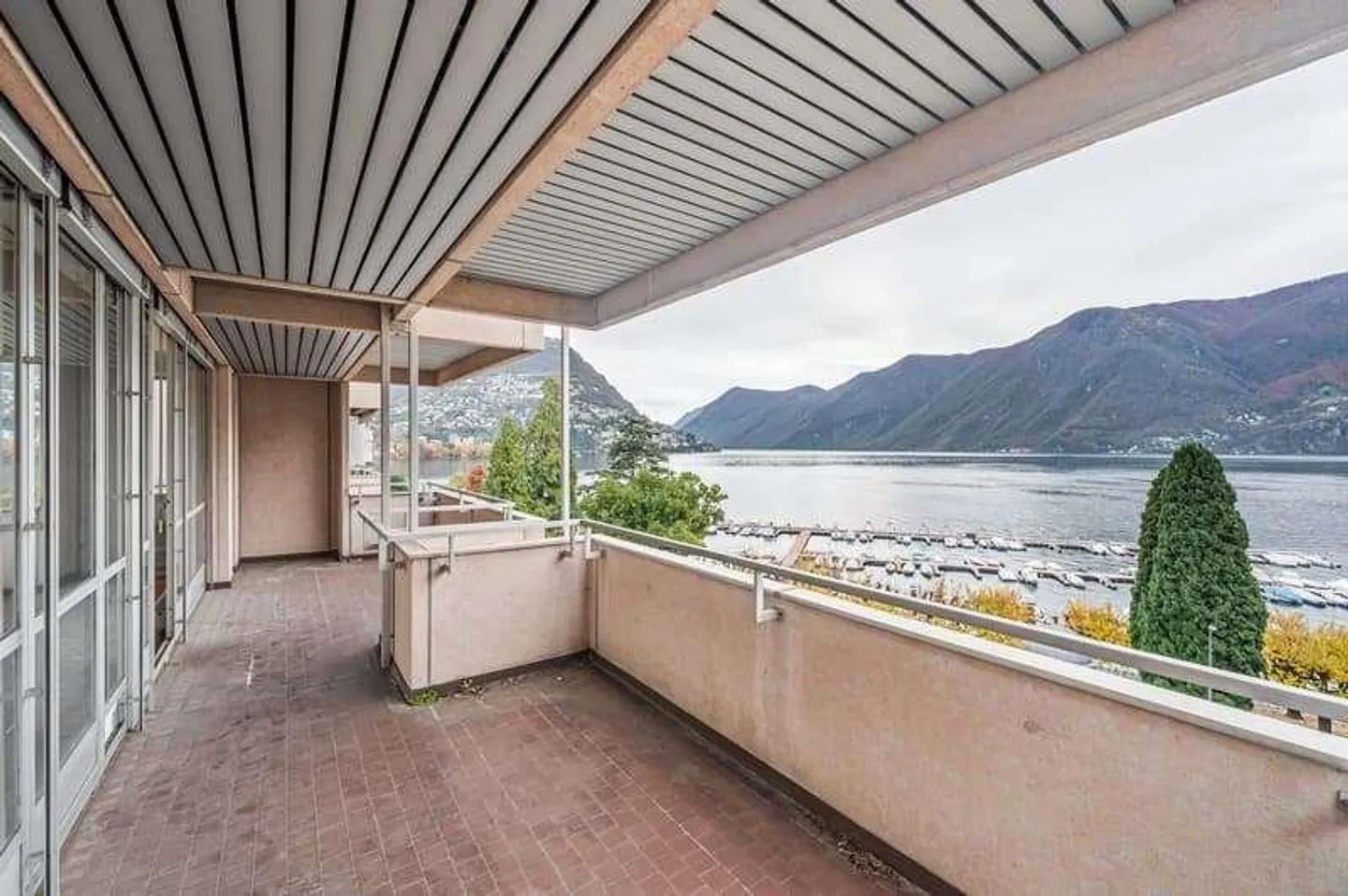 Apartment with lake view in Lugano for renovation - Photo 1 of 6