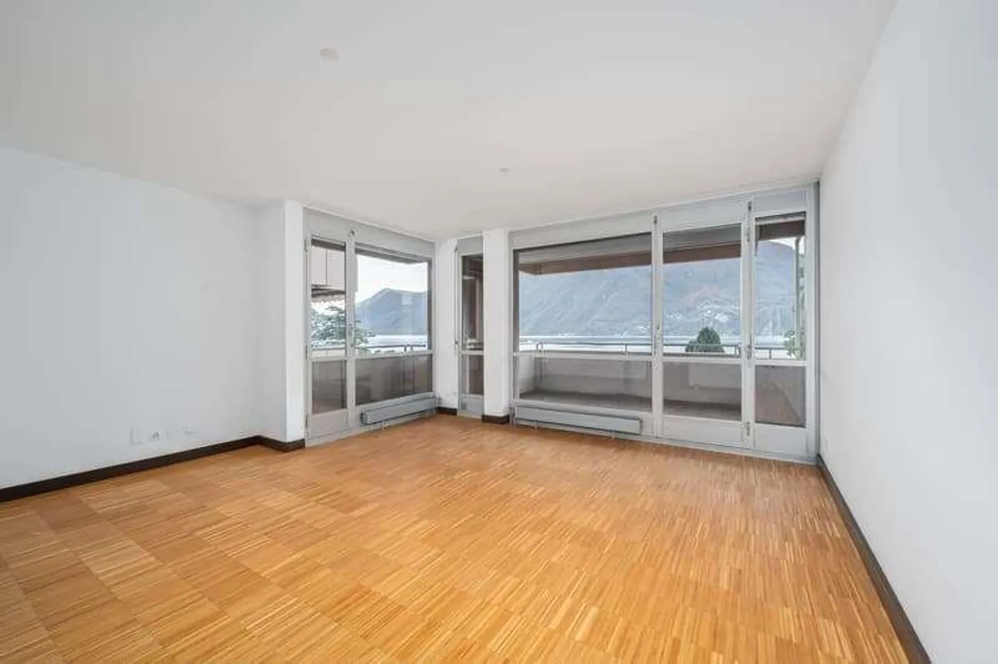 Apartment with lake view in Lugano for renovation - Photo 2 of 6