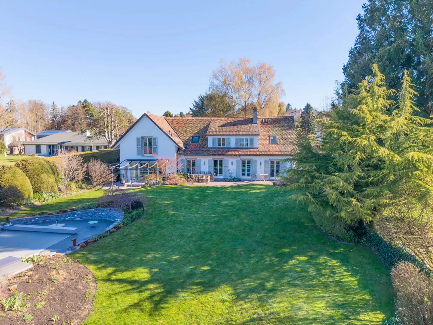 Elegante Villa mit Seeblick - Foto 1 von 27